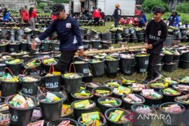 Pembagian 10.000 bingkisan Lebaran untuk warga di Solo