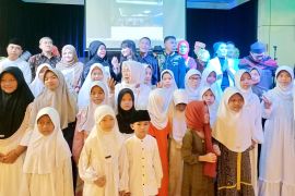 Penyanyi Ita Purnamasari, Endang S Taurina dan Vista Putri berbagi bahagia dengan anak yatim