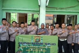 Polisi bersihkan masjid untuk perkuat hubungan dengan masyarakat