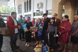 BPMS GMIM bantu bahan kebutuhan pokok untuk korban banjir Manado