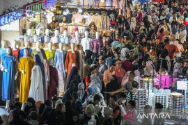 Jelang Lebaran, Pasar Tanah Abang mulai dipadati warga untuk berbelanja busana