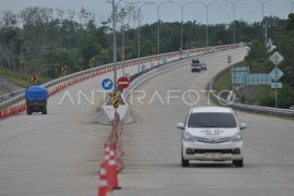 Kendaraan melintas di Jalan Tol Trans Sumatera Ruas Lubuklinggau-Bengkulu