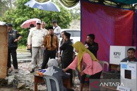 Meski hujan, pemilih antusias ikuti PSU di Bangka Barat