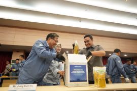Krakatau Posco bagi 1.225 paket sembako ke masyarakat jelang Lebaran