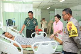 Kapolda Papua jenguk korban penyerangan KKB