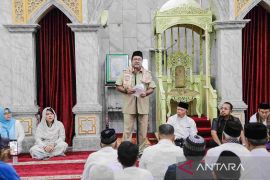 Rano Karno instruksikan Wali Kota periksa lahan untuk Balai Rakyat