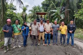 Perjuangan anggota DPRD Langkat jalan sepanjang 2, 5 kilometer ditimbun sertu