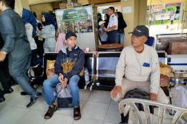 Penumpang  di Terminal Alam Barajo Jambi terima bingkisan Lebaran