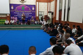 PN Denpasar bagi takjil dan buka puasa bersama anak yatim piatu