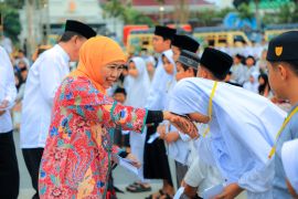 Gubernur Khofifah dan Bupati Tuban santuni 2.000 anak yatim