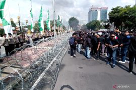 Seribuan polisi jaga demonstrasi UU TNI di Surabaya