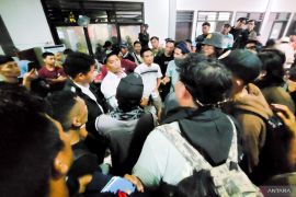 Pemudik bersitegang dengan petugas ASDP Pelabuhan Jangkar