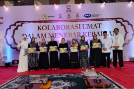 IPIP serahkan santunan kepada kaum dhuafa