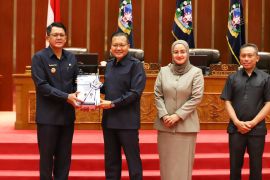 Wabup menyerahkan LKPi 2024 ke DPRD Sleman