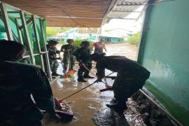 Yonif 712/WT dan Kodim 1309/Manado bantu warga terdampak banjir