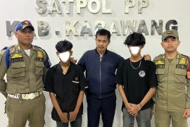 Satpol PP Karawang tindak aksi sekelompok remaja bermotor nyalakan flare