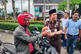 Kejari Agam bagikan takjil ke pengendara