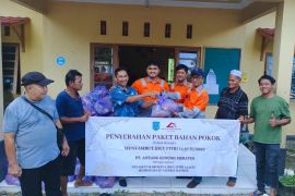 PT AGM bagikan ribuan paket lebaran untuk warga di empat desa