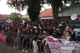Ratusan aktivis Jember turun ke jalan untuk menolak UU TNI