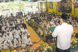 Adies Kadir bagikan 10 ribu paket sembako Jelang Lebaran