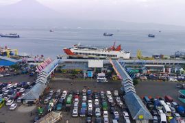 Pelabuhan Gilimanuk mulai dipadati kendaraan pemudik