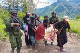 TNI bersama warga evakuasi korban KKB di Kabupaten Yahukimo
