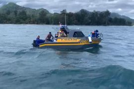 Polres Bursel kerahkan 14 personel lakukan pencarian satu korban laka laut