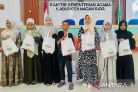 Kemenag Nagan Raya bagi 300 paket sembako jelang lebaran