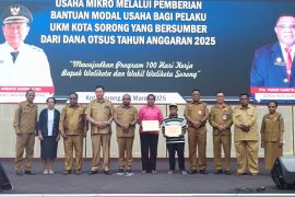 Kota Sorong salurkan modal usaha kepada 180 pelaku UMKM