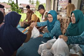 Ketua TP PKK HSU turut layani masyarakat di pasar murah