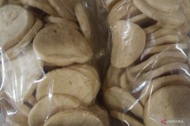 Pedagang kemplang Palembang banjir orderan jelang lebaran