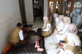LKKS Kuningan membantu warga sakit di dua kecamatan