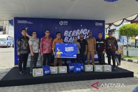 BRI Jayapura bagi 1.600 paket bahan pokok ke rakyat