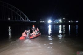 Tim SAR melakukan pencarian warga yang hilang di Sungai Bone Gorontalo