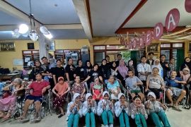 Komunitas Banyumili berbagi dengan penghuni Panti Werdha