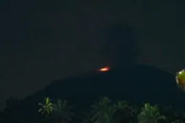 Gunung Ibu di Halmahera Barat erupsi disertai semburan lava pijar