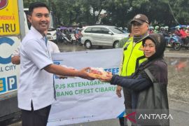 BPJS Ketenagakerjaan Cifest berbagi iftar Ramadhan kepada masyarakat