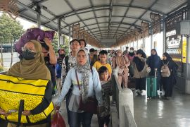 Ribuan pemudik pejalan kaki dari Merak tiba di Bakauheni pada H-6
