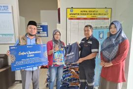 PT Timah bagikan paket sembako bantu warga Belo Laut sambut Idul Fitri