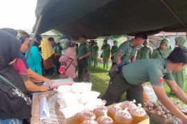 TNI gelar bazar murah untuk  warga perbatasan menjelang lebaran