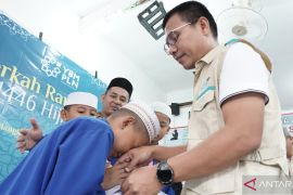 GM PLN Kalselteng berikan uang saku kepada anak panti asuhan