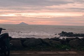 BMKG prakirakan tinggi gelombang di perairan Banten capai empat meter