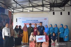 BRI Mukomuko salurkan bantuan ratusan paket sembako