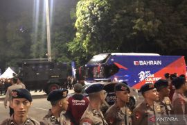 Kedatangan timnas Bahrain di Stadion Utama Gelora Bung Karno dikawal rantis dan mobil polisi