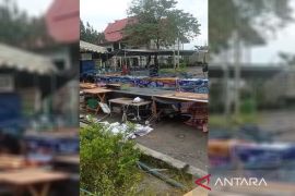 Lapak pedagang takjil di Palangka Raya hancur diterpa angin kencang