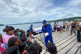Poliairud Polda Malut hadirkan klinik terapung untuk masyarakat wilayah pesisir