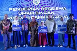 AQUA bagikan sembako ke warga Sukabumi dukung penyediaan produk halal