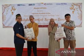 ANTARA tebar kebahagiaan lewat bingkisan Lebaran untuk warga Pasar Baru