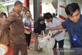 Kantor Berita ANTARA bagikan paket bingkisan Lebaran bagi warga sekitar Pasar Baru