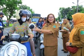 Pemkab Labura bagi takjil kepada masyarakat